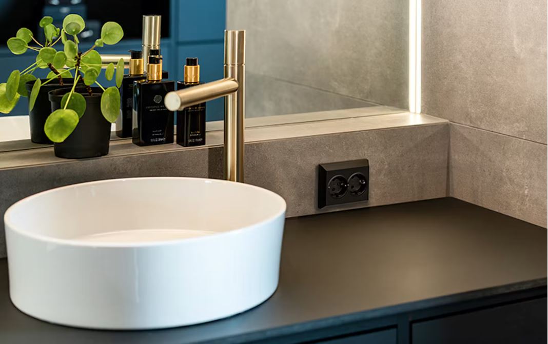 Pistorasia SG Install uppo 2-osainen IP21 Musta