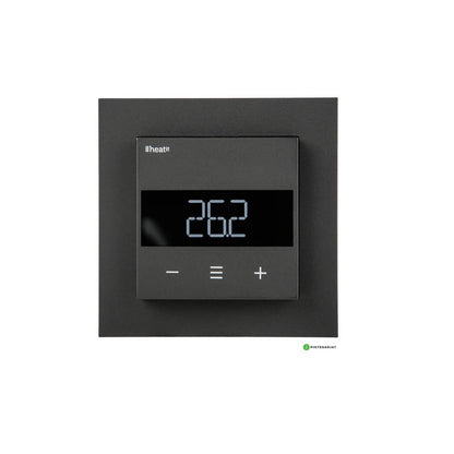 Heatit WiFi6 BLE 16A älytermostaatti musta seinälle asennettuna