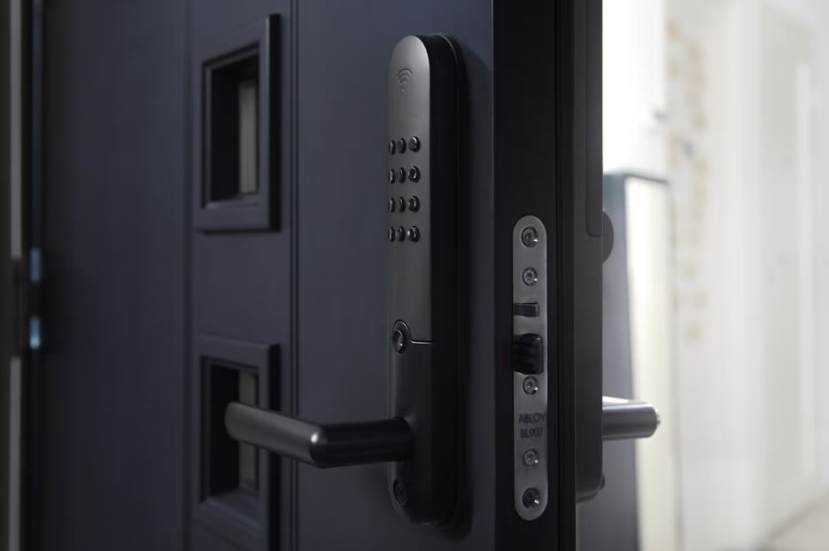 Yale Doorman L3 -älylukko, musta